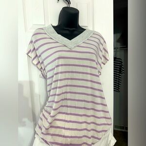 Comfy & cute T-shirt by Heimish size small